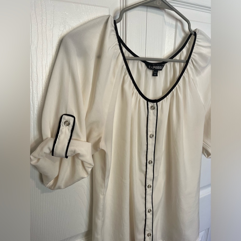 Express Women’s Off White w/ Black Trim Roll Up Tab Sleeve Blouse Button Down S - Picture 4 of 5